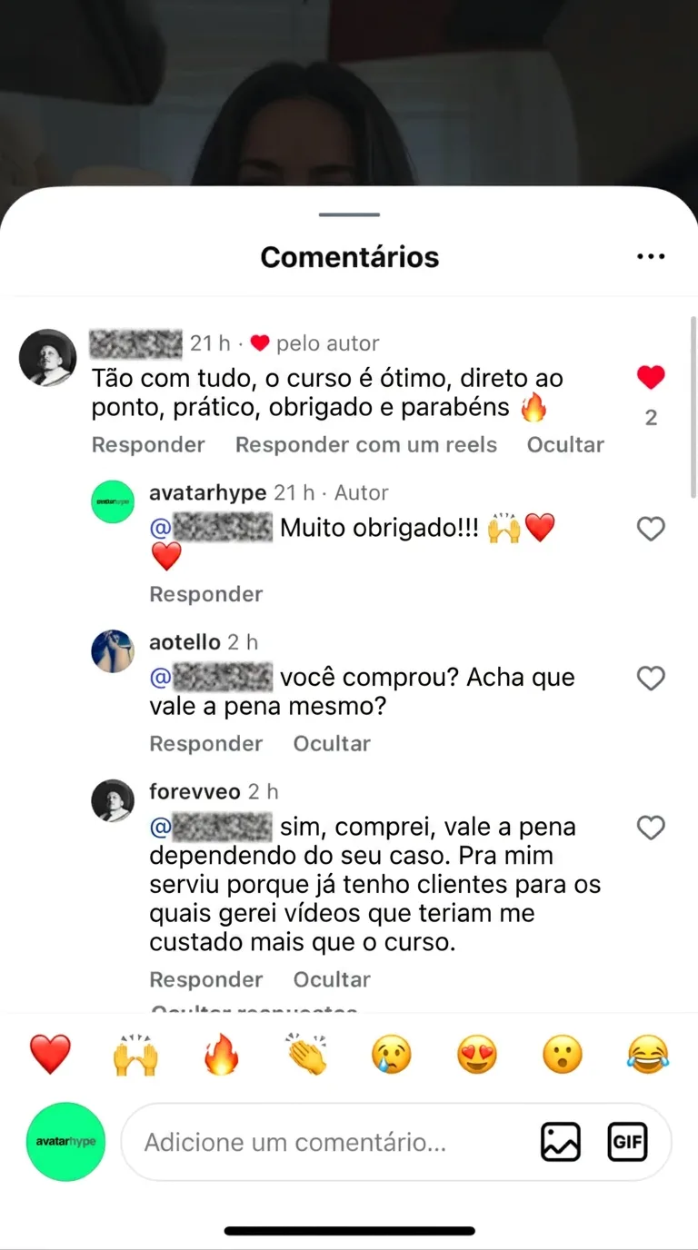 Comentários no Instagram. “O curso é ótimo, direto ao ponto.” Outro utilizador pergunta se vale mesmo a pena e um comprador responde: “Comprei sim. Para mim valeu porque já tenho clientes para quem gerei vídeos que me teriam custado mais do que o curso.”