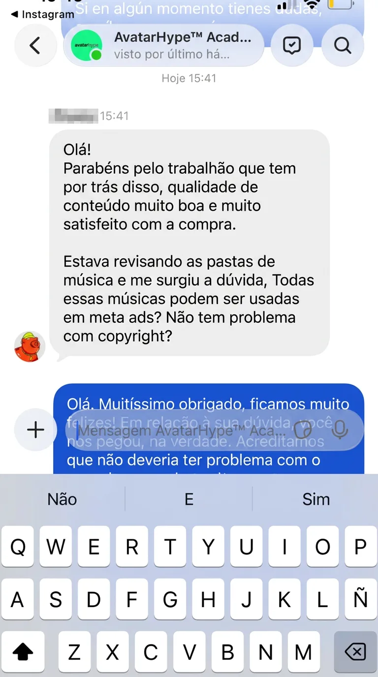 DM: “Parabéns pelo trabalhão que tem por trás disso: qualidade de conteúdo muito boa e estou muito satisfeito com a compra.” (Depois ele pergunta sobre as pastas de música; a resposta fica coberta pelo teclado.)